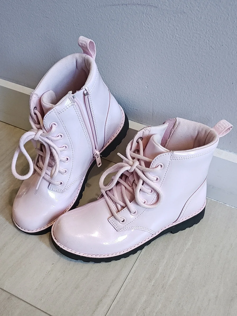 UGG Light Pink Patent Kids Ryann Boot Style #115352 Size 4 Youth